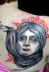 背部个性创意的女人与乌鸦纹身图案