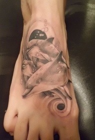 脚背可爱的手绘黑灰海豚纹身图案