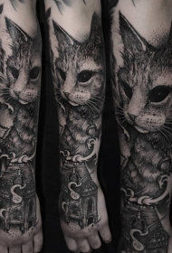 逼真的黑色猫与老房子手臂纹身图案
