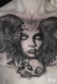 胸部恶魔的女性羊角和骷髅纹身图案
