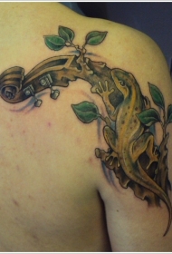 背部壁虎与树枝彩色纹身图案