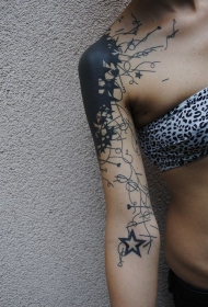 女生肩部大面积黑色与各种星星纹身图案