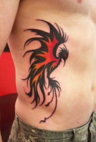 红色和黑色的凤凰图腾侧肋纹身图案