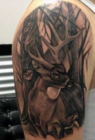 大臂黑灰风格非常精致的森林鹿纹身图案