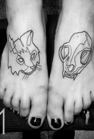 脚背黑色线条猫头骨和猫头纹身图案
