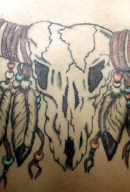 有羽毛装饰的公牛头骨纹身图案
