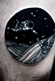 黑色圆形宇航员和太空风景纹身图案