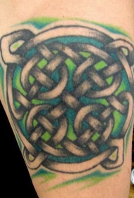 绿光的凯尔特结纹身图案