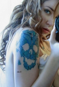 可爱的蓝色蝴蝶骷髅大臂纹身图案