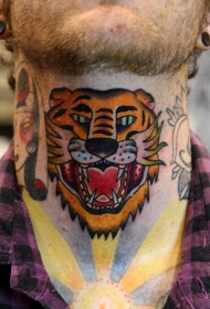 颈部黄色的老虎头卡通纹身图案