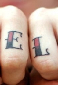 手指红色和黑色风格字母纹身图案