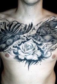 胸部独特设计的黑灰乌鸦与玫瑰纹身图案