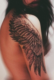 女孩的手臂黑色翅膀纹身图案