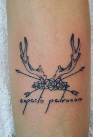 小臂黑色线条拼写字母与神秘的鹿角花卉纹身图案