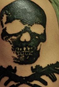 大臂黑色骷髅和交叉骨头海盗风格纹身图案