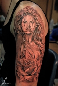 墨西哥式黑灰女人肖像与玫瑰大臂纹身图案