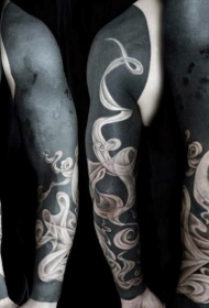 手臂大面积黑色与神秘的烟雾纹身图案
