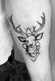 小臂黑色的鹿头结合几何图形纹身图案
