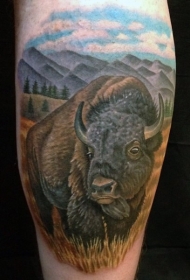 彩色的野生公牛与山脉风景纹身图案