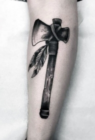 小腿黑色个性羽毛斧头纹身图案