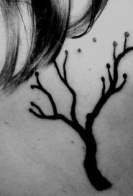 黑色孤独的树背部纹身图案