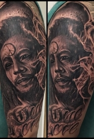 大臂独特的黑色男人肖像字母纹身图案