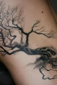 优雅的黑色树侧肋纹身图案