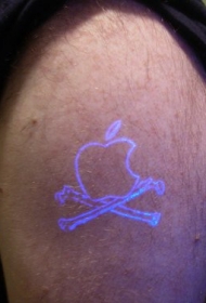 苹果标志和骨头荧光纹身图案
