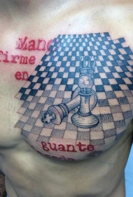胸部彩色字母与国际象棋纹身图案