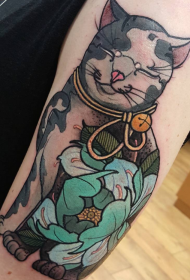 手臂蓝色花朵和猫咪纹身图案