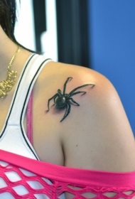 黑色小蜘蛛肩部纹身图案