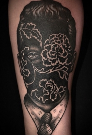 黑白神秘肖像和花卉大腿纹身图案