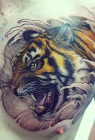 彩色的老虎和浪花纹身图案