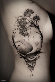 侧肋好看的骷髅与花卉纹身图案