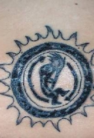 黑色部落太阳与符号纹身图案