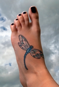 脚背蓝色蜻蜓纹身图案