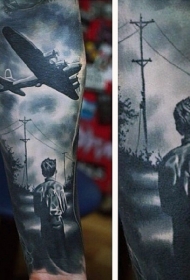 手臂黑白二战专用战机与男孩背影纹身图案