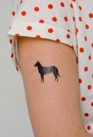 手臂黑色德国牧羊犬纹身图案