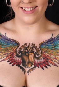 女生胸部埃及圣甲虫翅膀纹身图案