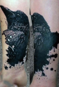 手腕非常逼真的黑色乌鸦纹身图案