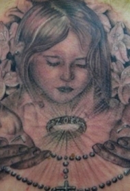 黑灰女孩肖像与花朵纹身图案