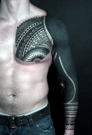 手臂和胸部大面积黑色与波利尼西亚图腾纹身图案
