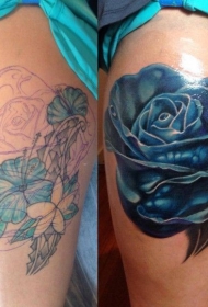 大腿非常逼真的蓝色玫瑰纹身图案