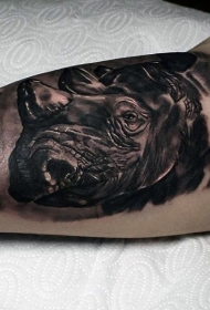写实逼真的黑色犀牛头纹身图案