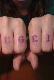 手指紫色字母纹身图案