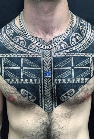 肩部和胸部黑白神秘部落图腾纹身图案