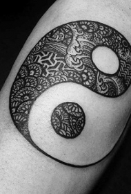 黑色阴阳八卦符号与装饰花卉程纹身图案