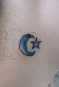 蓝色的小星星和新月颈部纹身图案