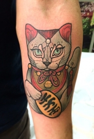 小臂彩色招财猫与日文个性纹身图案