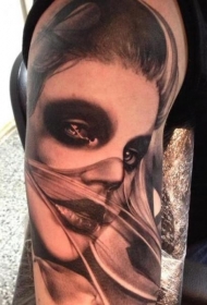 手臂神秘的黑灰风格女性肖像纹身图案